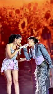 Cielo Fernández y María Becerra interpretan Poco Yo Remix durante el concierto de Corazón Serrano en San Marcos 2026