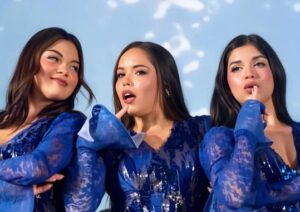 Kiara, Cielo Fernández y Briela Cirilo lucen trajes azules durante un ensayo de Corazón Serrano